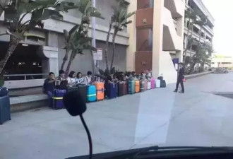刷屏了！洛杉矶机场外的中国学生vs日本学生
