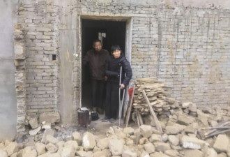 中国一残疾三口之家建新房 值钱的只有棺材板