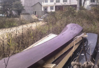 中国一残疾三口之家建新房 值钱的只有棺材板