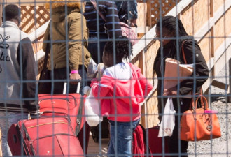 保守党呼吁杜鲁多出手 限制由美越境的难民