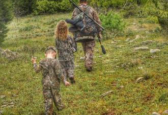 美国一女孩5岁扛枪 7岁成功使用来福枪杀鹿