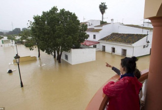 西班牙暴雨引发洪水 城市里一片汪洋