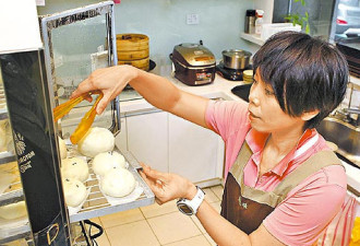 她是台语歌后,因长得丑自残，如今45岁卖包子