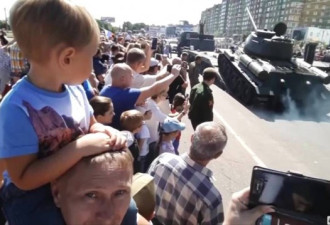 纪念二战的阅兵式，俄罗斯坦克当众翻车