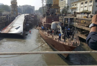凌乱一幕：印度国产护卫舰出坞时翻了 致2死
