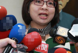 台湾劳工团体号召百人抗议砍七天假 备数箱冥纸