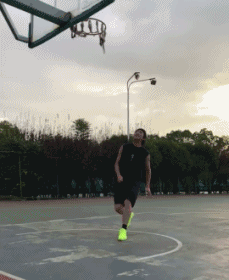 39岁邓超摸篮板，网友：真的不是儿童篮框吗？