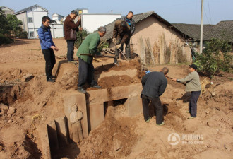 四川村民修房挖出南宋古墓 墓中石刻龙虎美女
