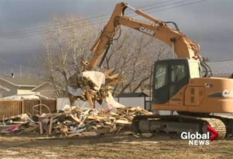 加拿大小镇居民新房子被铲平 就因为盖了个厕所