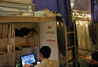 重庆：高校男生寝室装彩灯 梦幻似童话