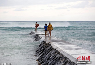 26年来罕见飓风逼近夏威夷 民众海边冲浪