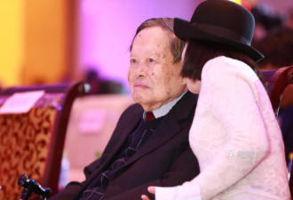94岁杨振宁为年度科技人物开奖 妻子翁帆陪同