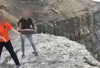 两男子在班芙附近山上扔大石