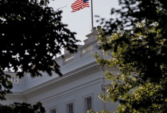 麦凯恩和川普相互抨击 白宫降半旗 谁出席丧礼