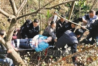 陕西:面包车坠下30多米深山崖 警民搭人梯救4人