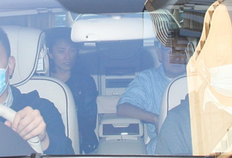 刘銮雄与甘比婚后首次合体 乘豪车略高调