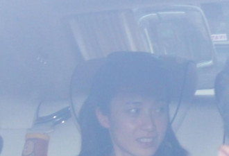 刘銮雄与甘比婚后首次合体 乘豪车略高调