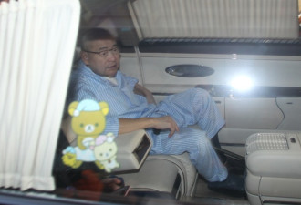 刘銮雄与甘比婚后首次合体 乘豪车略高调