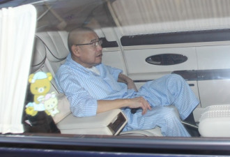 刘銮雄与甘比婚后首次合体 乘豪车略高调