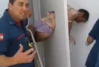 巴西囚犯越狱卡在门上 消防员全身抹油解救