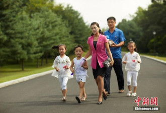 看看真实的朝鲜街头 年轻姑娘流行高跟鞋卷发