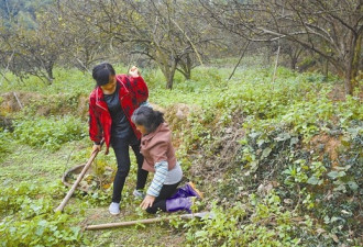 男子受伤成植物人未婚妻不离不弃:等你披婚纱