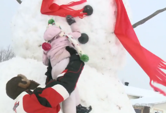 加拿大一位爸爸做了6米高的雪人 大家都玩嗨了