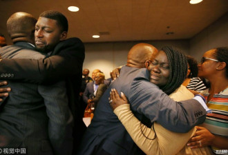 美国警察枪杀少年获刑 遇害者亲属欣慰拥抱