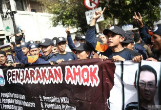 印尼华裔首长坐装甲车出庭受审 遭穆斯林围堵