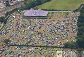 英国雷丁音乐节后人们留下6万顶帐篷和垃圾