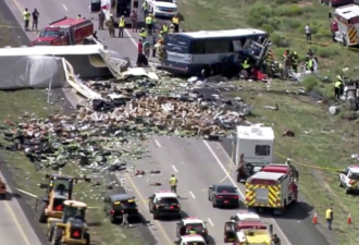 灰狗巴士新墨州惨烈车祸，造成40多人死伤