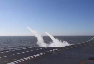 中国海军航母编队武器演习 首见歼15射导弹