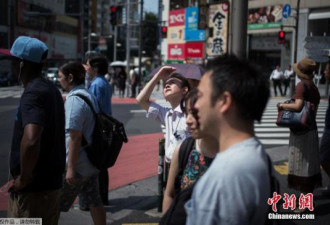 日本夏季连日高温 阳伞男子成为热潮