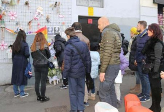 意华人祭奠遇害留学生 遗体在移民局旁发现