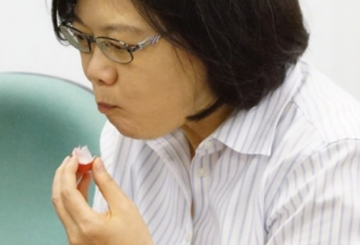 蔡英文吃着盒饭说：我们干的事或全被推翻