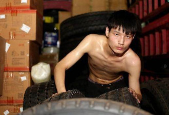 16 岁少年深夜搬货卖苦力 筹款救白血病妹妹