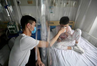 16 岁少年深夜搬货卖苦力 筹款救白血病妹妹