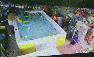 宝宝溺水90秒母亲在旁看手机 大儿子提醒被忽视