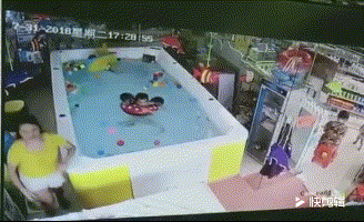宝宝溺水90秒母亲在旁看手机 大儿子提醒被忽视