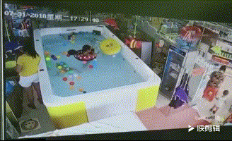 宝宝溺水90秒母亲在旁看手机 大儿子提醒被忽视