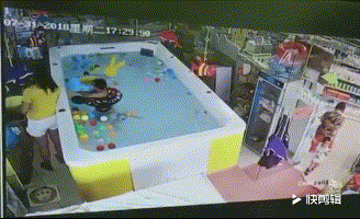 宝宝溺水90秒母亲在旁看手机 大儿子提醒被忽视
