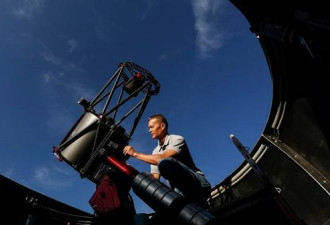 美安装第十架网络望远镜 为给学生提供教育资料