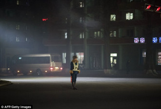 实拍朝鲜街头的女交警们 成为靓丽风景线