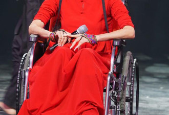 59岁杨丽萍坐轮椅亮相 腿上打着石膏