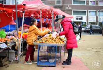 9岁女孩露宿街头 和爸爸摆摊卖水果已三个月