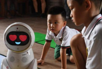 中国的幼儿园  出现了机器人老师