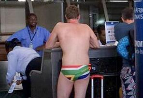 尴尬！男子忘带衣服 在机场仅穿泳裤安检