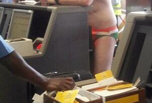 尴尬！男子忘带衣服 在机场仅穿泳裤安检
