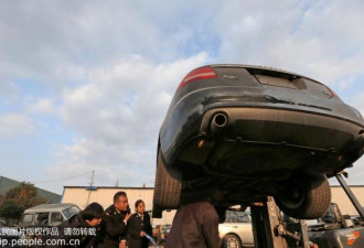 海关销毁10辆涉案豪车 包括宾利路虎等名车