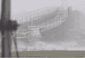 最强台风:油轮撞大桥 关西机场跑道被淹